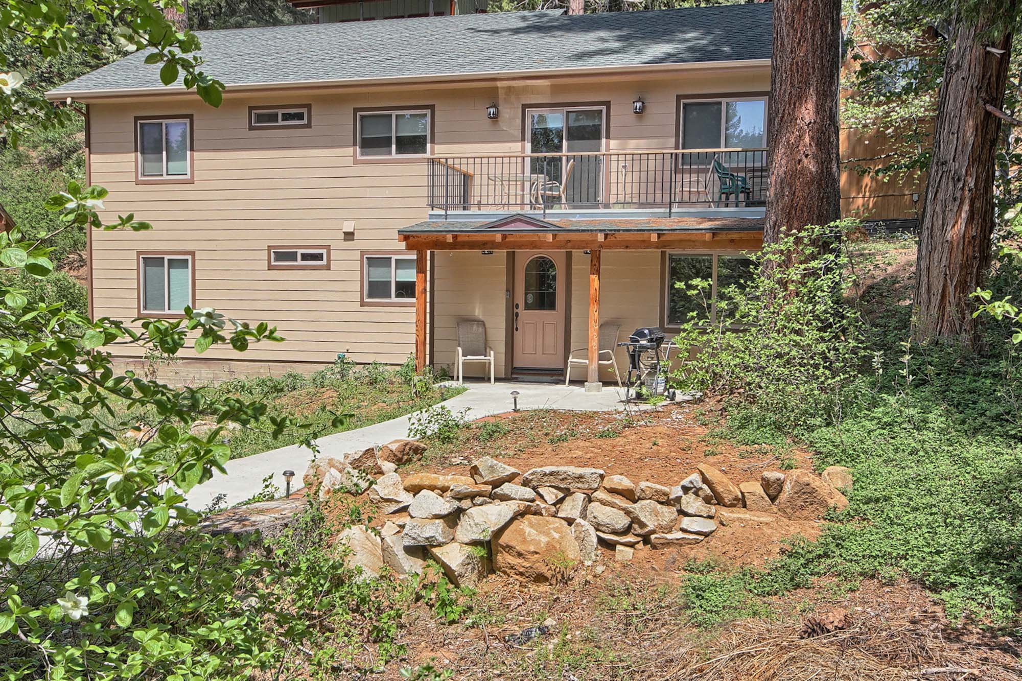 Dogwoods in bloom Alpine Escape Yosemite Rental